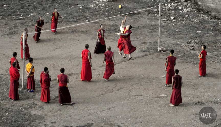 Буддійські монахи грають волейбол